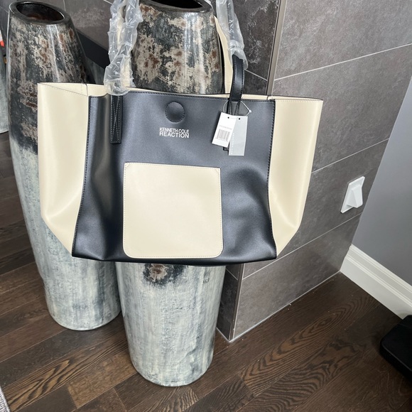 Brand new with tags large 12 x 19“ Kenneth Cole, black cream, tote bag, faux - Picture 12 of 12